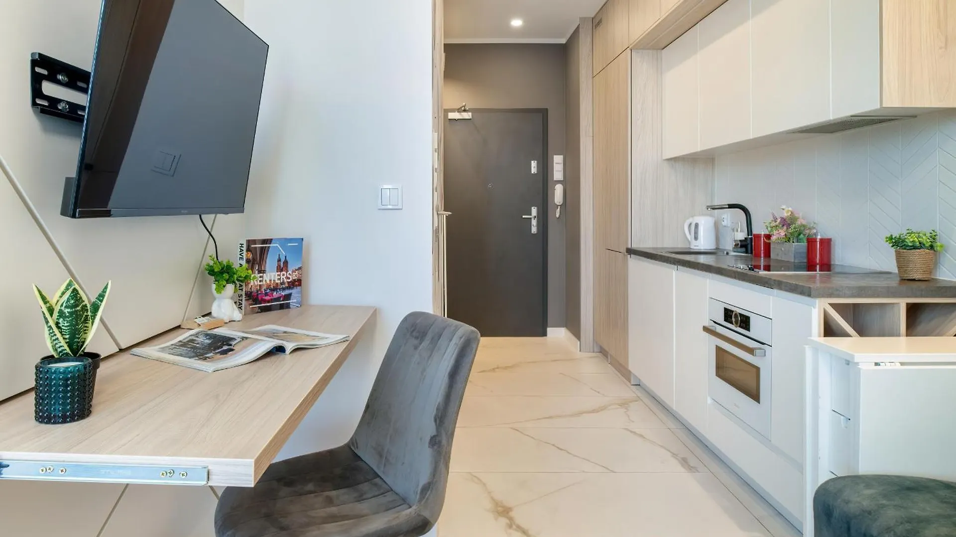 Unique Apartment With Balcony And Parking By Noclegi Renters Краков